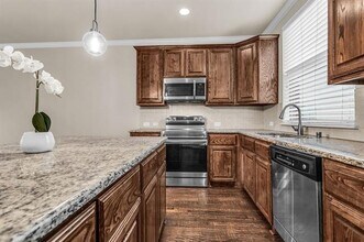 2500 Rockbrook Dr in Lewisville, TX - Foto de edificio - Building Photo