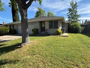1122-1124 Wayland Ave in Sacramento, CA - Building Photo - Building Photo