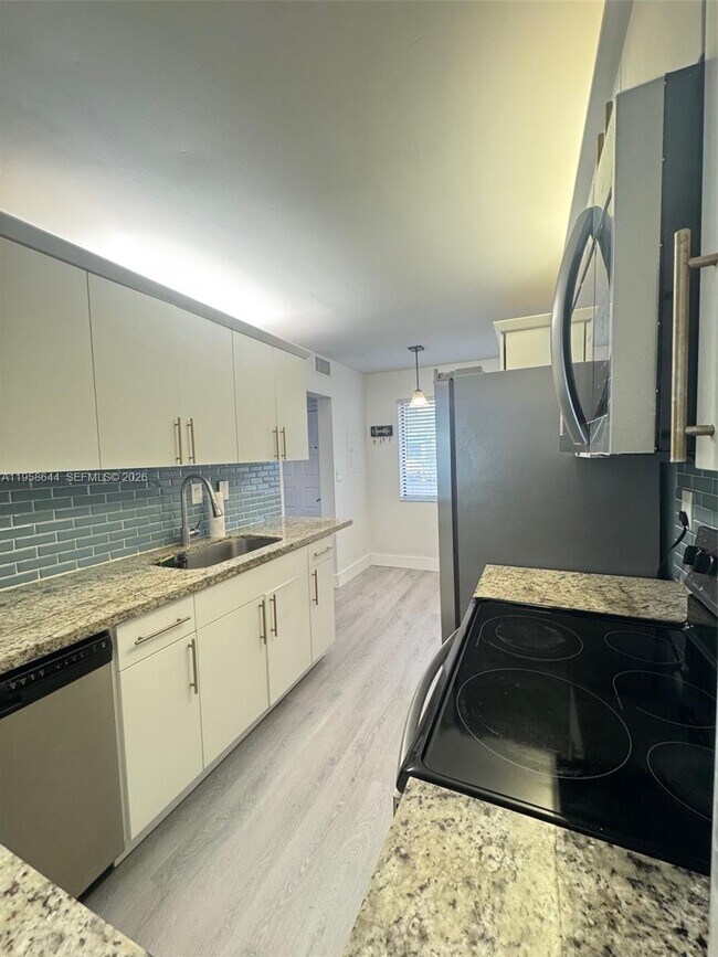 163 Lakeview Dr in Weston, FL - Building Photo - Building Photo