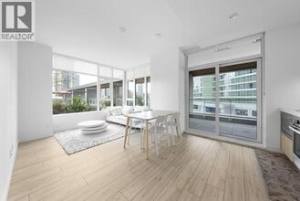 6080 McKay Ave in Burnaby, BC - Building Photo - Building Photo