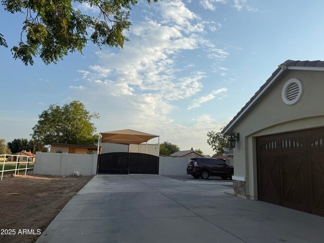 5502 N 105th Ln in Glendale, AZ - Foto de edificio - Building Photo