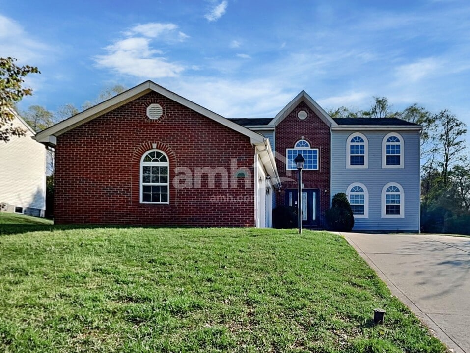 80 Simsbury Ct in Pickerington, OH - Building Photo