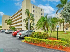 121 SE 3rd Ave in Dania Beach, FL - Building Photo