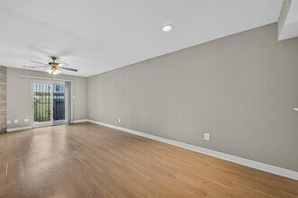 8650 Victorian Village Dr in Houston, TX - Building Photo - Building Photo