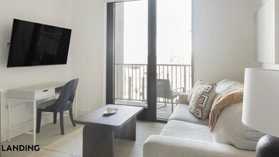 1007 S Mint St, Unit 708 in Charlotte, NC - Foto de edificio - Building Photo