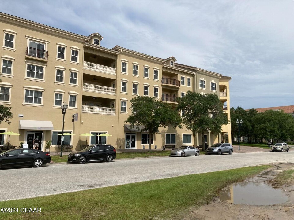 424 Luna Bella Ln in New Smyrna Beach, FL - Foto de edificio