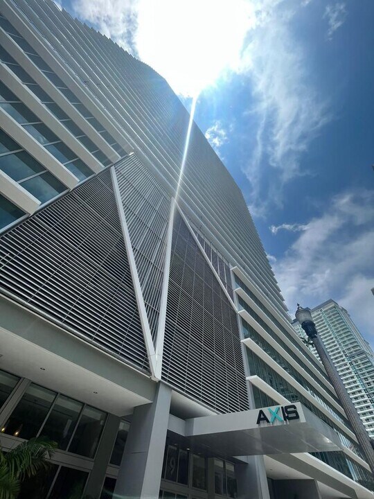 79 SW 12th St, Unit 2002-S in Miami, FL - Foto de edificio