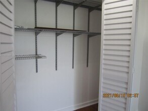 680 NE 64th St in Miami, FL - Foto de edificio - Building Photo