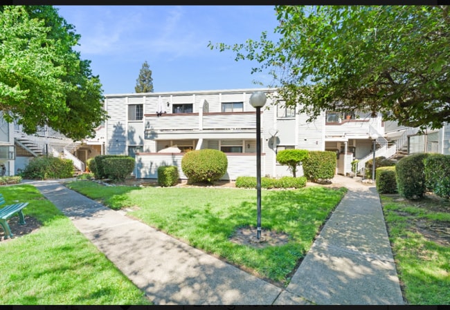 7417 Auburn Oaks Ct in Citrus Heights, CA - Foto de edificio - Building Photo