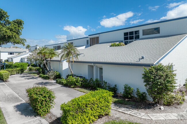 Castlewood Town Villas in North Palm Beach, FL - Building Photo - Building Photo