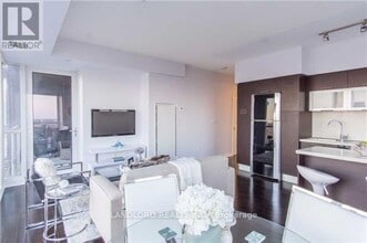 386 Yonge St in Toronto, ON - Building Photo - Building Photo