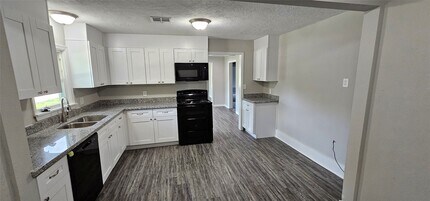 215 San Jacinto St in Highlands, TX - Building Photo - Building Photo