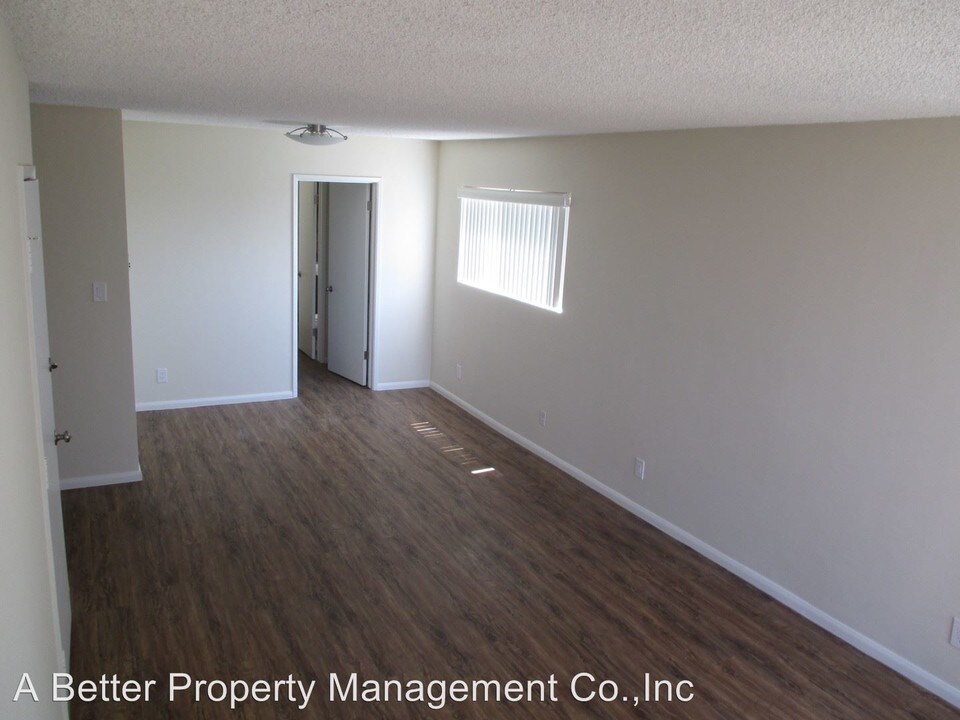 220 Granada Ave in Long Beach, CA - Building Photo