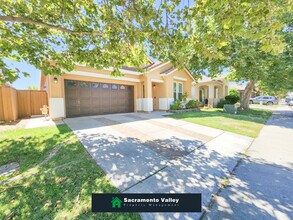 1901 Yarnell Way in Elk Grove, CA - Building Photo - Building Photo