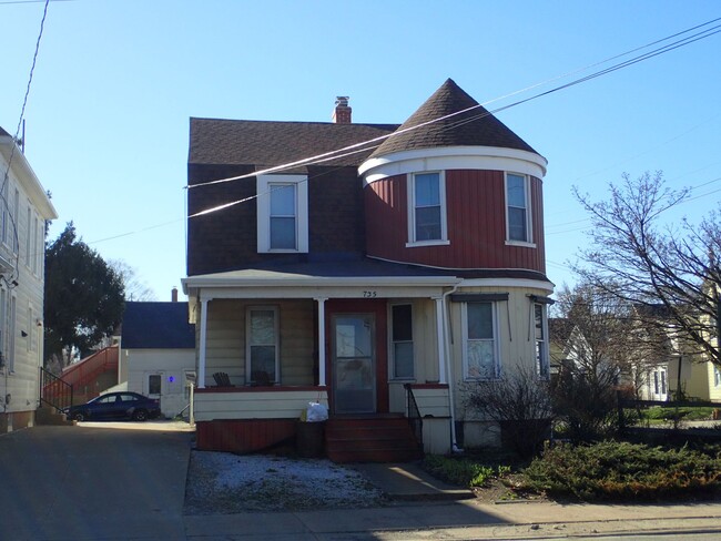property at 735 W 26th St