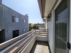 10749 Lawler St, Unit 2 in Los Angeles, CA - Foto de edificio - Building Photo