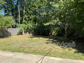 8238 Wysong Dr in Indianapolis, IN - Building Photo - Building Photo