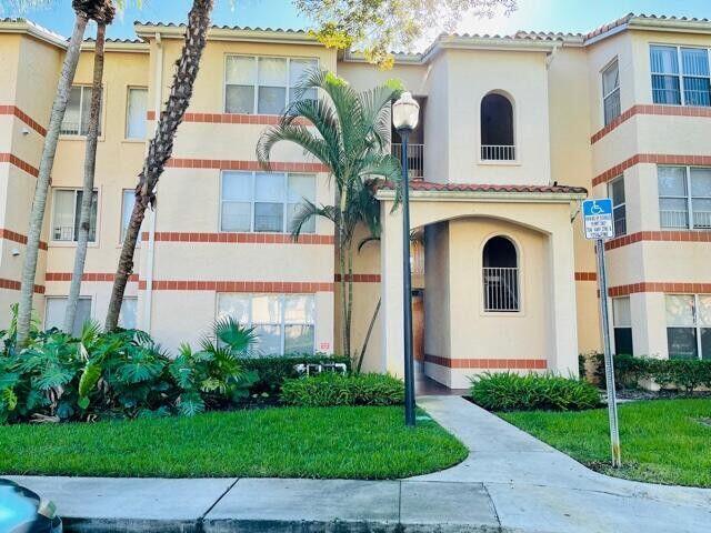 3460 Pinewalk Dr N in Margate, FL - Foto de edificio
