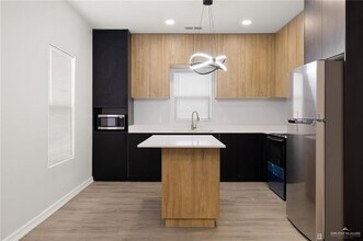 18 Larkspur Ave in McAllen, TX - Building Photo - Building Photo