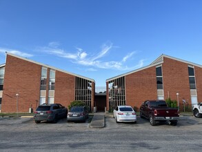 Whispering Oaks Apartment Homes El Campo in El Campo, TX - Building Photo - Building Photo