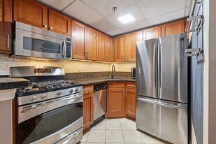 227 Christopher Columbus Dr, Unit 233B in Jersey City, NJ - Building Photo