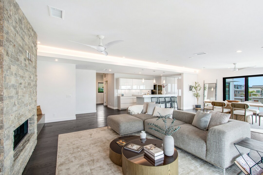 2700 Manhattan Ave-Unit -2700 Manhattan Ave #300 in Hermosa Beach, CA - Building Photo