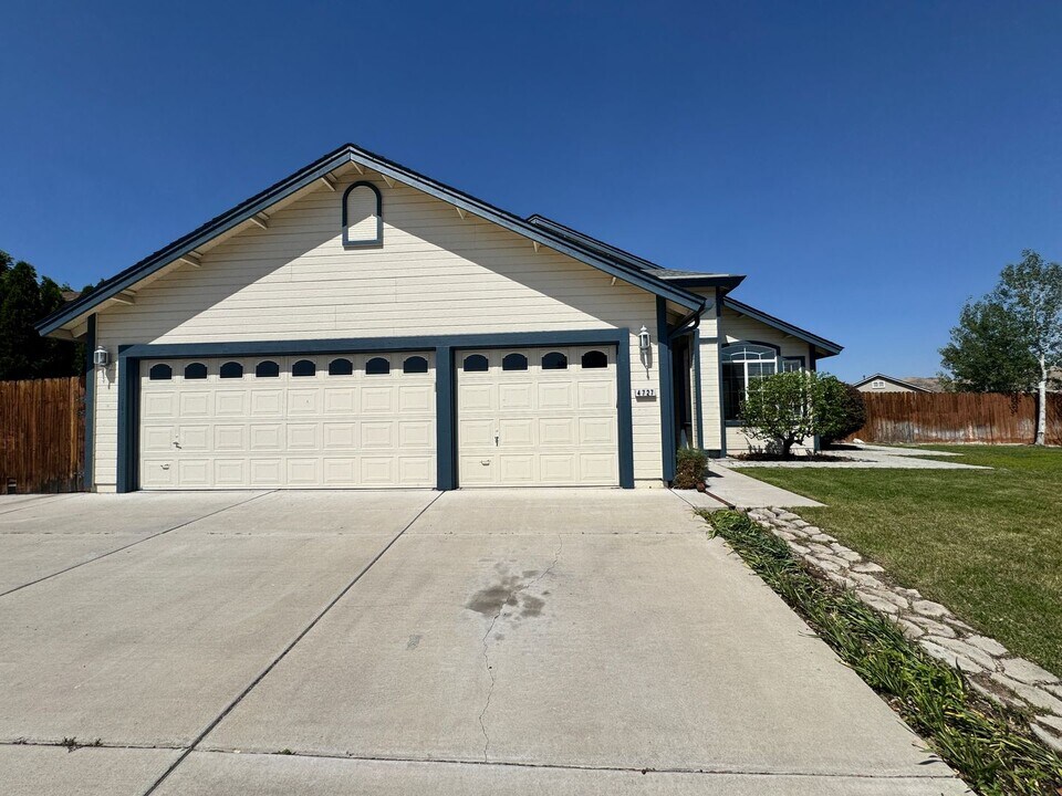 4727 El Cap Ct in Sparks, NV - Building Photo