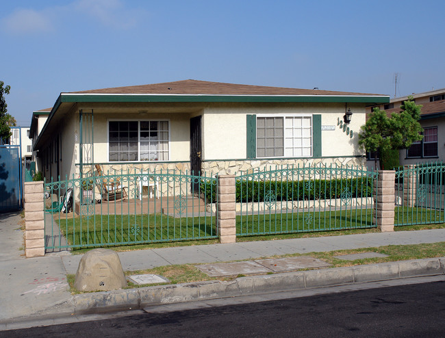 12609 Eucalyptus Ave in Hawthorne, CA - Foto de edificio - Building Photo