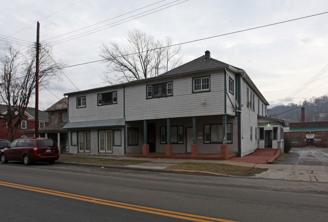 292 N Washington St in Berkeley Springs, WV - Foto de edificio