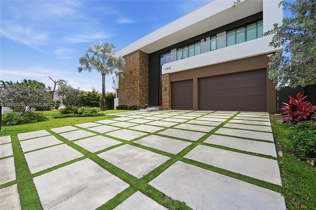 3300 NE 170th St in North Miami Beach, FL - Building Photo - Building Photo