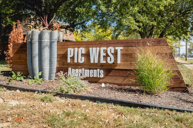 Piccadilly West in Toledo, OH - Foto de edificio - Building Photo