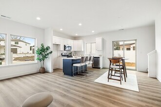 1074 S Underwood Pl in Kennewick, WA - Building Photo - Building Photo