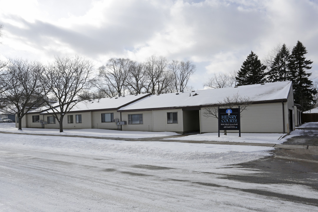 Henry Courts in Bloomington, MN - Building Photo