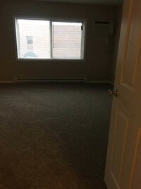 Remodeled Bedroom - James Crest Manor Apartamentos in Syracuse, New York
