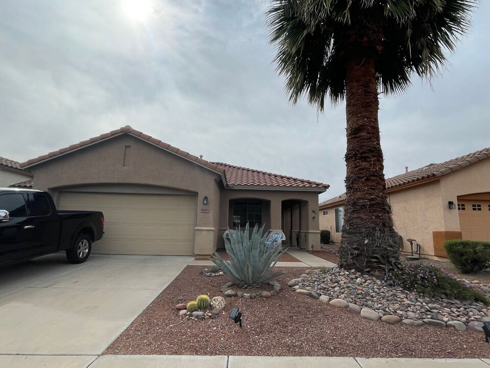 8001 W Morning Light Way in Tucson, AZ - Building Photo