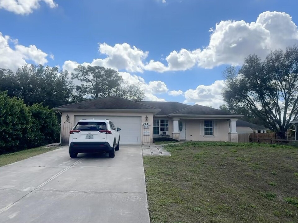 9221 Buckingham Rd in Ft. Myers, FL - Building Photo