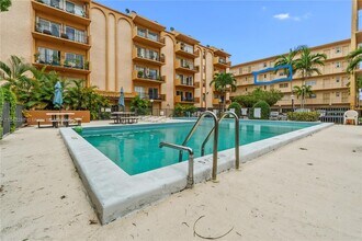 1950 W 54th St in Hialeah, FL - Building Photo - Building Photo