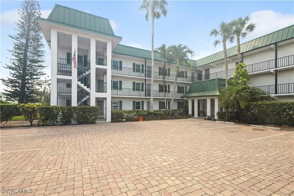 3030 Binnacle Dr in Naples, FL - Building Photo