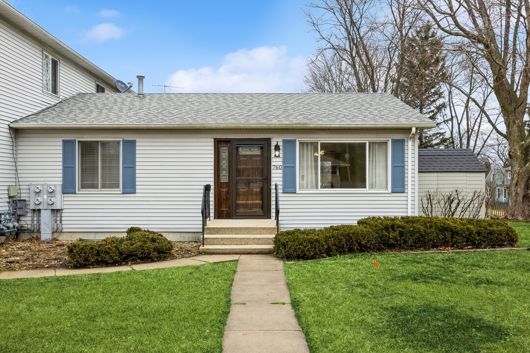 760 Pleasant St in Woodstock, IL - Building Photo