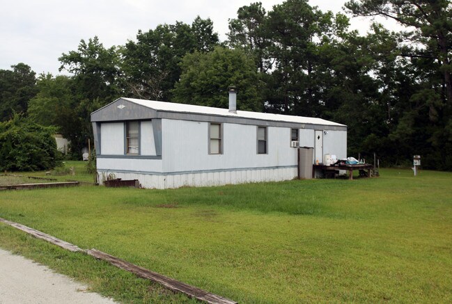 Millcreek Mobile Home Park in Sneads Ferry, NC - Foto de edificio - Building Photo