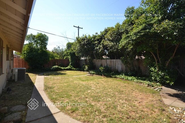 7030 Tamoshanter Way in Sacramento, CA - Building Photo - Building Photo
