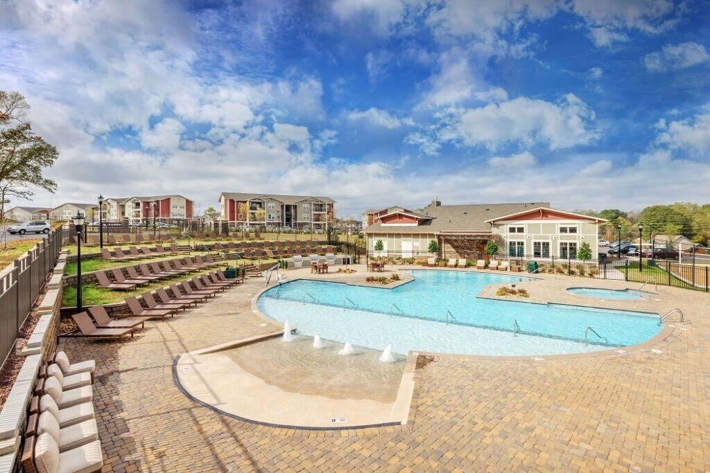 Yugo Charlotte College Downs Charlotte, NC Apartments