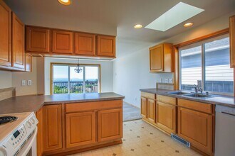 2012 Pinecrest Ave in Coupeville, WA - Building Photo - Building Photo