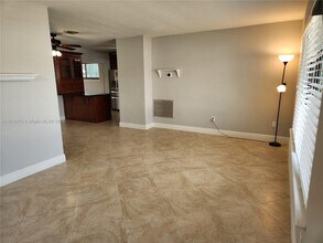 10990 SW 57th St in Miami, FL - Foto de edificio - Building Photo