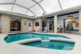 1421 Beach Club Ln in Apollo Beach, FL - Foto de edificio - Building Photo