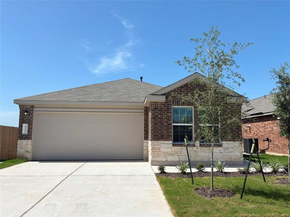 112 Imola St in Hutto, TX - Building Photo