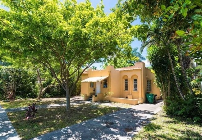 305 NE 2nd Ave in Dania Beach, FL - Building Photo - Building Photo