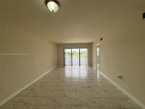 480 W Park Dr, Unit 203 in Miami, FL - Building Photo - Building Photo