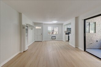 10170 Camino Ruiz in San Diego, CA - Foto de edificio - Building Photo