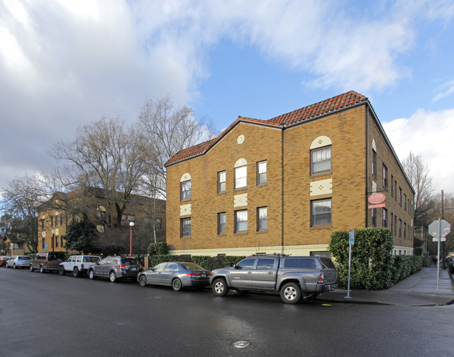 Amber Court Apartments in Portland, OR - Building Photo - Building Photo